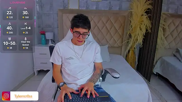 Snapshot of TylerCross_ chatting on 04/04/26, 08:48 TylerCross online show from 04/04/26, 08:48