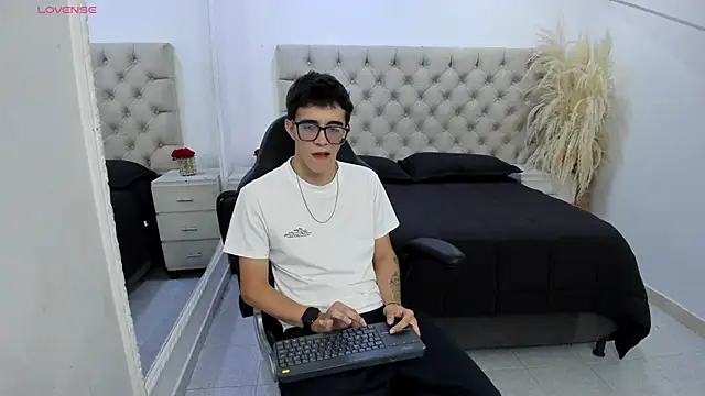 Snapshot of TylerCross_ chatting on 03/29/26, 05:25 TylerCross online show from 03/29/26, 05:25