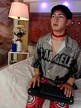 Cristopher Wild online show from 04/07/26, 09:00