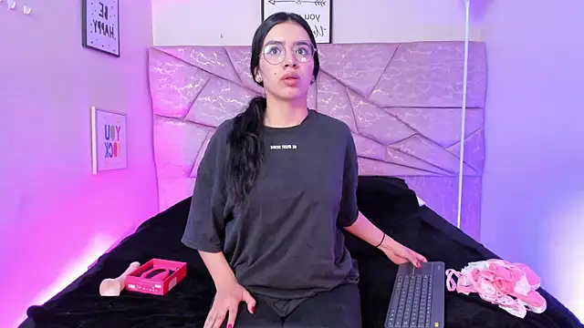 Amara Velle online show from 05/04/26, 01:03