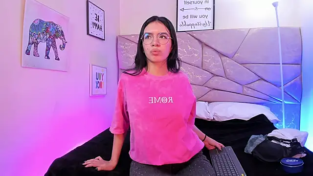 Amara Velle online show from 04/06/26, 01:12