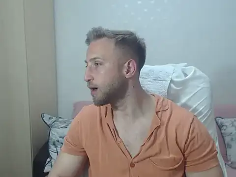 Snapshot of BlondEagleMuscle chatting on 05/17/26, 09:26 BlondEagleMuscle online show from 05/17/26, 09:26