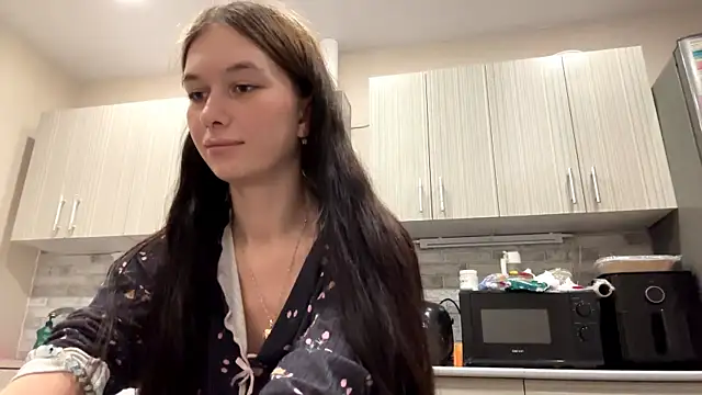 LaraDraggoo online show from 04/03/26, 08:15