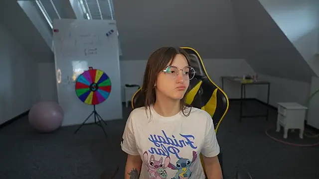 Snapshot of Sweet_cherry054 chatting on 04/14/26, 10:42 Sweet cherry054 online show from 04/14/26, 10:42