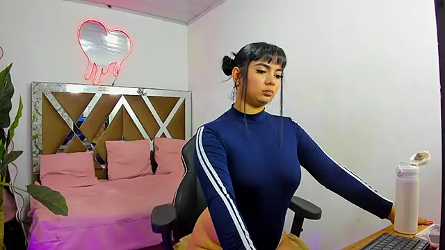 Snapshot of EVANGELIINE_TAY chatting on 03/23/26, 11:43 EVANGELIINE TAY online show from 03/23/26, 11:43