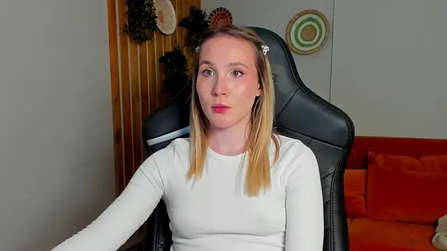 Snapshot of ElaraVoltage chatting on 03/19/26, 01:22 ElaraVoltage online show from 03/19/26, 01:22