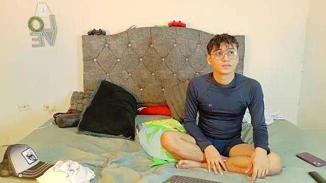 logan andrew online show from 04/11/26, 09:18