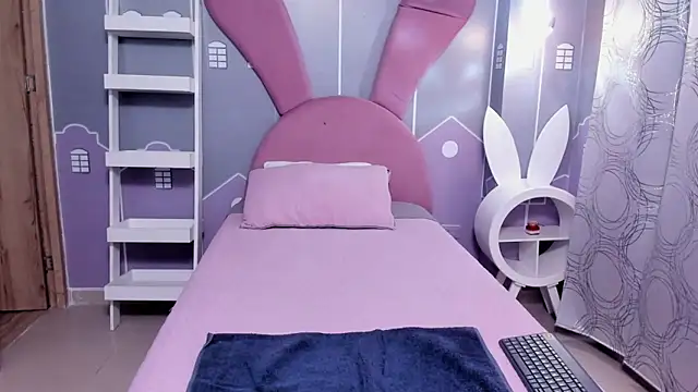 EmmaThompson   online show from 04/15/26, 01:44