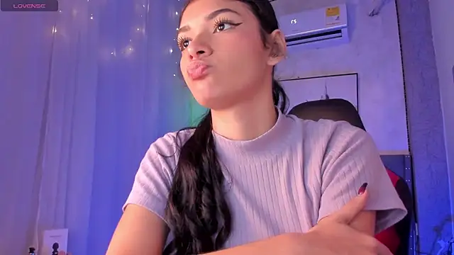 Snapshot of karolina_vince chatting on 04/15/26, 06:45 karolina vince online show from 04/15/26, 06:45