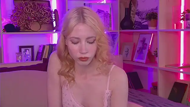 Lola Gilbert online show from 05/13/26, 03:08