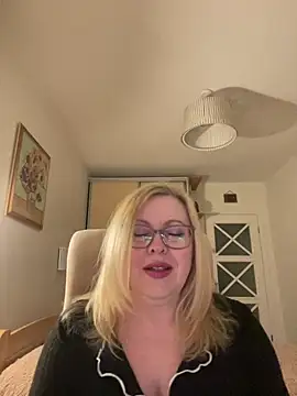 Snapshot of JanieLight53 chatting on 04/10/26, 07:43 JanieLight53 online show from 04/10/26, 07:43