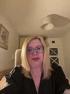 Snapshot of JanieLight53 chatting on 04/06/26, 08:10 JanieLight53 online show from 04/06/26, 08:10