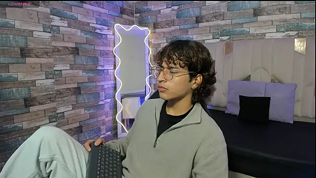 Snapshot of JUSTIN_TAY1 chatting on 04/12/26, 11:35 JUSTIN TAY1 online show from 04/12/26, 11:35