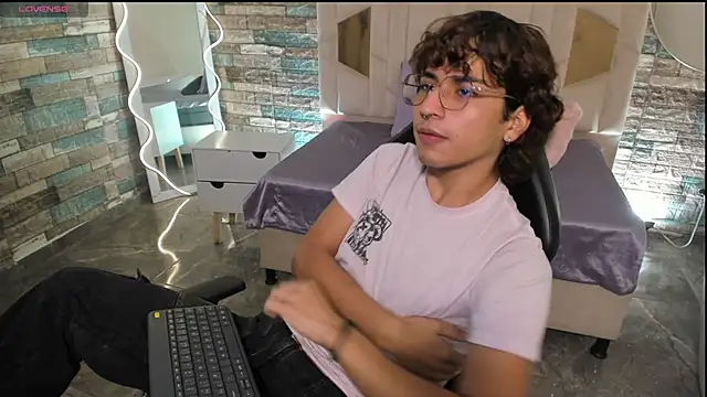 Snapshot of JUSTIN_TAY1 chatting on 04/13/26, 11:36 JUSTIN TAY1 online show from 04/13/26, 11:36