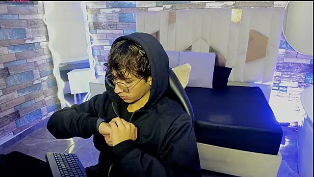 Snapshot of JUSTIN_TAY1 chatting on 04/11/26, 11:36 JUSTIN TAY1 online show from 04/11/26, 11:36