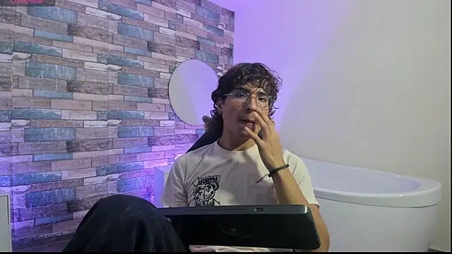 Snapshot of JUSTIN_TAY1 chatting on 04/01/26, 11:33 JUSTIN TAY1 online show from 04/01/26, 11:33