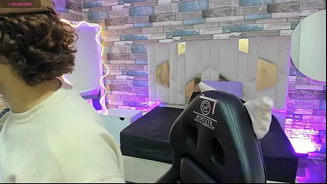 Snapshot of JUSTIN_TAY1 chatting on 04/14/26, 11:48 JUSTIN TAY1 online show from 04/14/26, 11:48