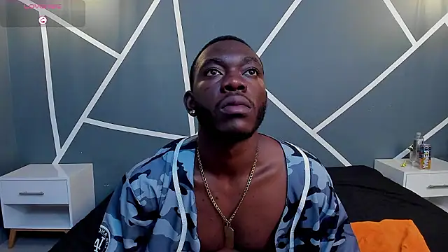 Snapshot of Oliver_Laurent_ chatting on 03/11/26, 11:43 Oliver Laurent online show from 03/11/26, 11:43