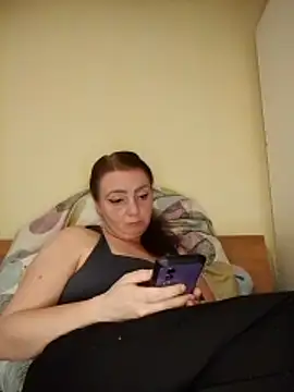 Snapshot of Bella-Monroe chatting on 04/11/26, 05:05 Bella-Monroe online show from 04/11/26, 05:05