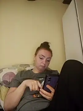 Snapshot of Bella-Monroe chatting on 04/12/26, 04:32 Bella-Monroe online show from 04/12/26, 04:32