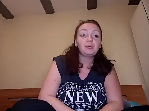 Snapshot of Bella-Monroe chatting on 03/12/26, 06:56 Bella-Monroe online show from 03/12/26, 06:56