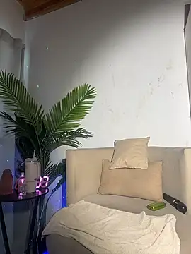 MiaFoxie  online show from 04/13/26, 04:00