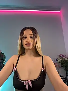 ScarletFlameee online show from 05/03/26, 06:18