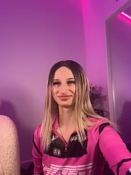 ScarletFlameee online show from 04/19/26, 05:52