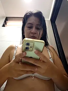 Snapshot of Dr_Edna_naughty chatting on 05/05/26, 01:25 Dr Edna naughty online show from 05/05/26, 01:25