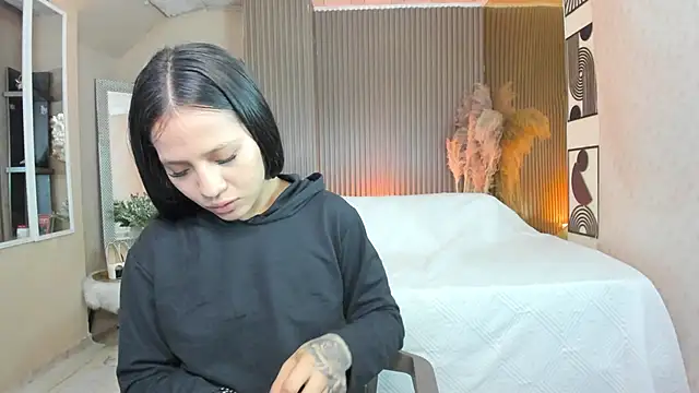 ZaraLuciana online show from 04/17/26, 11:02