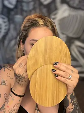 Snapshot of CarolQueen1_ chatting on 04/09/26, 01:17 CarolQueen1 online show from 04/09/26, 01:17