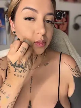 Snapshot of CarolQueen1_ chatting on 04/14/26, 01:05 CarolQueen1 online show from 04/14/26, 01:05