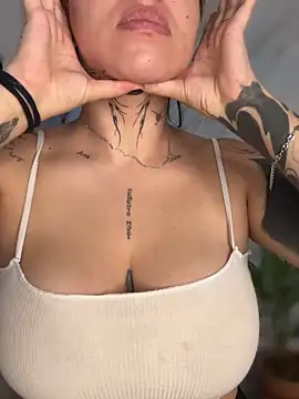 Snapshot of CarolQueen1_ chatting on 03/26/26, 01:09 CarolQueen1 online show from 03/26/26, 01:09