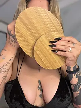 Snapshot of CarolQueen1_ chatting on 03/28/26, 01:01 CarolQueen1 online show from 03/28/26, 01:01