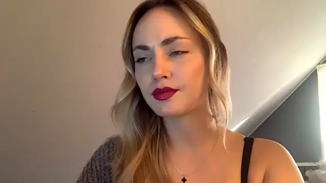 Snapshot of ScarlettSensitive chatting on 03/18/26, 03:03 ScarlettSensitive online show from 03/18/26, 03:03