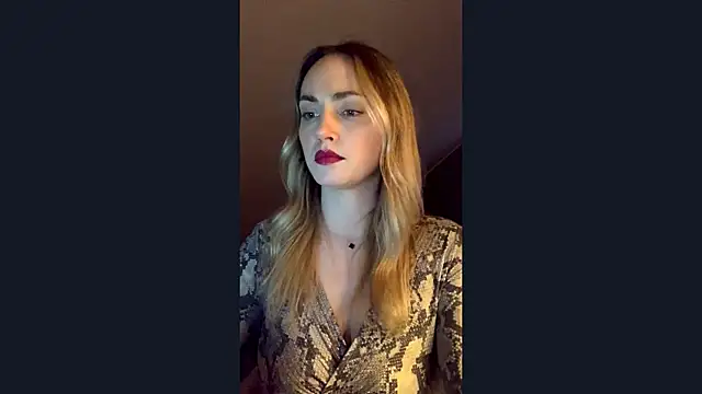 Snapshot of ScarlettSensitive chatting on 03/11/26, 04:12 ScarlettSensitive online show from 03/11/26, 04:12