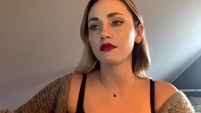 Snapshot of ScarlettSensitive chatting on 03/25/26, 03:22 ScarlettSensitive online show from 03/25/26, 03:22