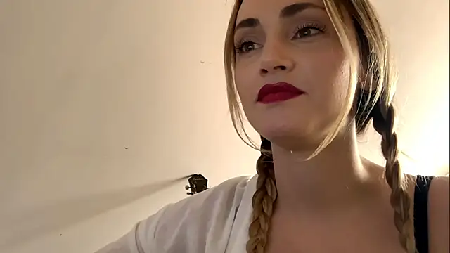 Snapshot of ScarlettSensitive chatting on 04/03/26, 02:23 ScarlettSensitive online show from 04/03/26, 02:23