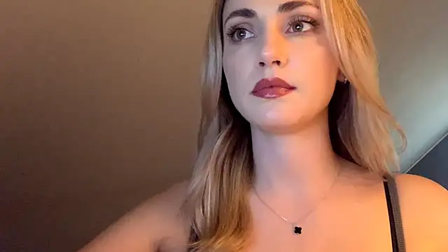 Snapshot of ScarlettSensitive chatting on 04/15/26, 02:10 ScarlettSensitive online show from 04/15/26, 02:10