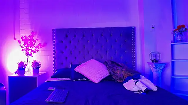 Dallas Whitee online show from 04/23/26, 07:37