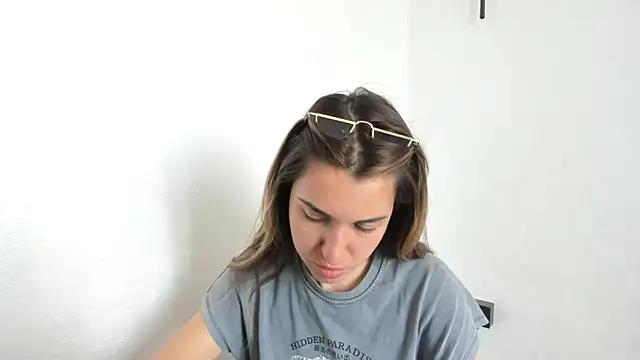 summmmersky1 online show from 04/22/26, 07:26