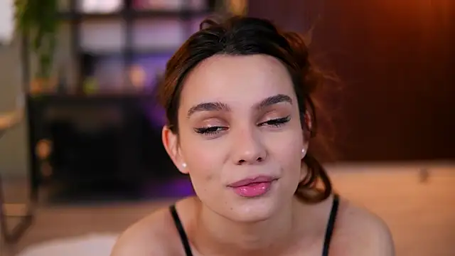 Lena Laurent online show from 04/18/26, 09:44