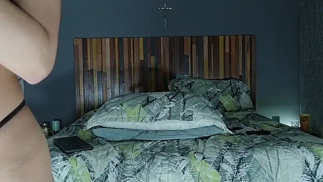 LauraaPeachh1 online show from 04/09/26, 06:19