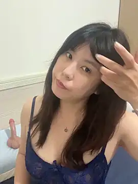 Snapshot of vivi131927 chatting on 05/06/26, 02:10 vivi131927 online show from 05/06/26, 02:10