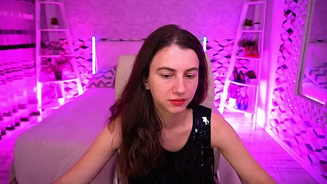 LittleJulii online show from 06/10/26, 07:37