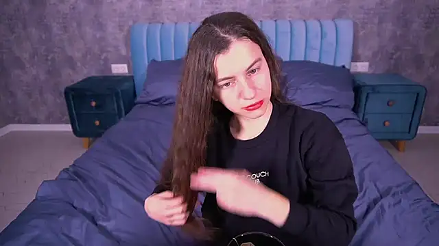 LittleJulii online show from 03/31/26, 07:27