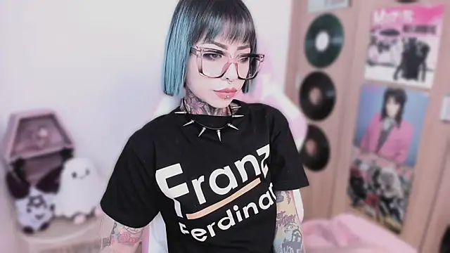 shes creepy online show from 04/01/26, 10:16