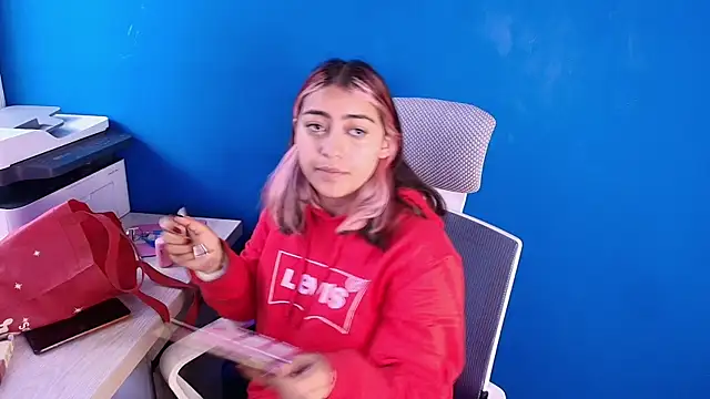 PinkyyPieee  online show from 04/24/26, 12:07