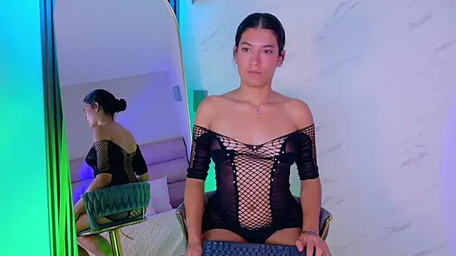 Snapshot of EmmaCollins01 chatting on 03/25/26, 12:59 EmmaCollins01 online show from 03/25/26, 12:59