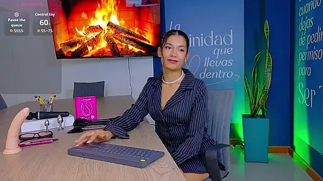 Snapshot of EmmaCollins01 chatting on 04/08/26, 01:23 EmmaCollins01 online show from 04/08/26, 01:23